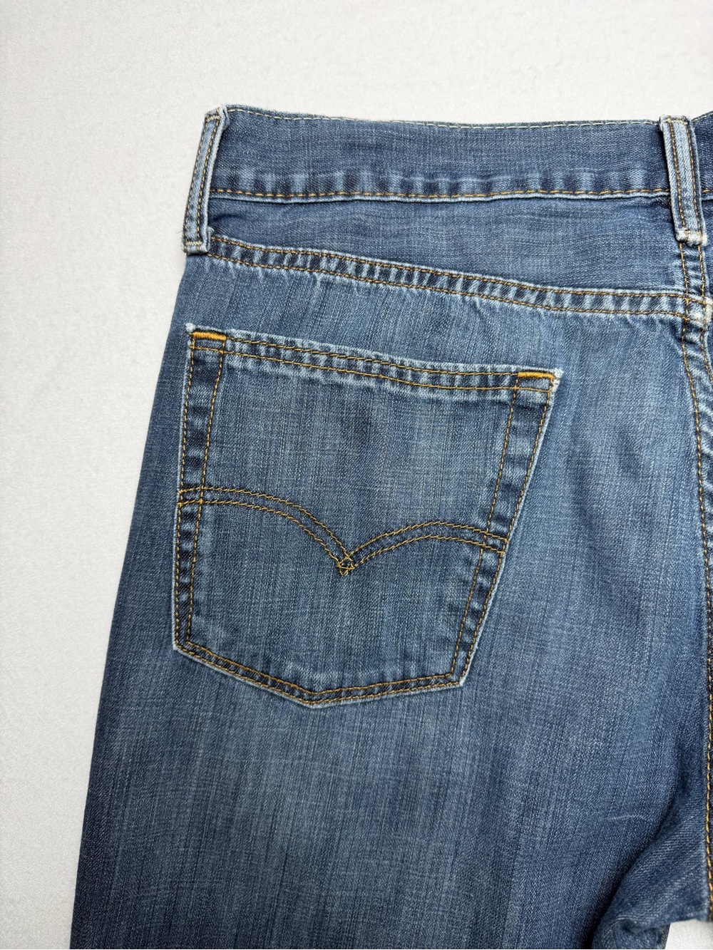 Levi's 514 Straight Fit Jeans Medium Wash Actual Size 32X31 READ DESCRIPTION - Picture 6 of 15